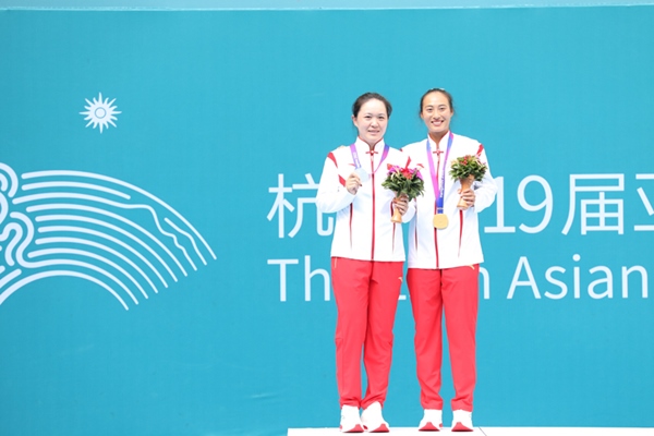 9月29日，鄭欽文(右)和朱琳在頒獎儀式上合影。當日，在杭州亞運會網球女子單打決賽中，中國代表團選手鄭欽文2:0戰(zhàn)勝隊友朱琳奪得冠軍。人民網記者 李乃妍攝