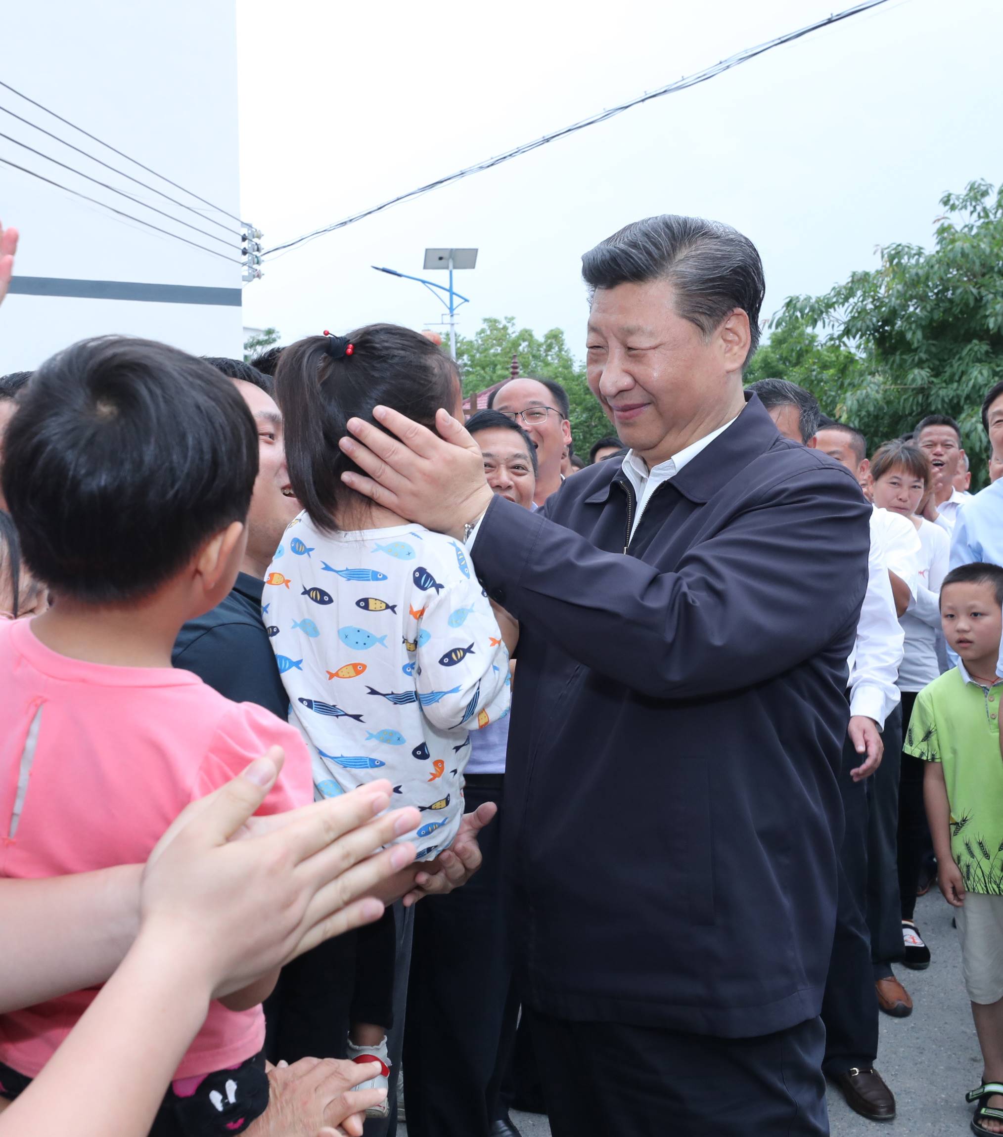 2019年5月20日，中共中央總書記、國(guó)家主席、中央軍委主席習(xí)近平深入贛南老區(qū)考察調(diào)研。這是習(xí)近平來到贛州市于都縣梓山鎮(zhèn)潭頭村親切看望老區(qū)群眾。新華社記者 鞠鵬 攝