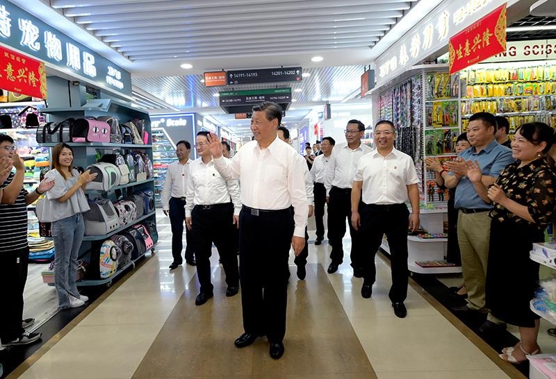 △2023年9月20日，習(xí)近平總書記在浙江義烏國(guó)際商貿(mào)城考察時(shí)，同商戶親切交流。