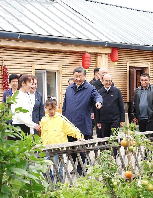 △2023年9月6日，習(xí)近平總書記在黑龍江漠河市北極村村民史瑞娟家的民宿小院考察。