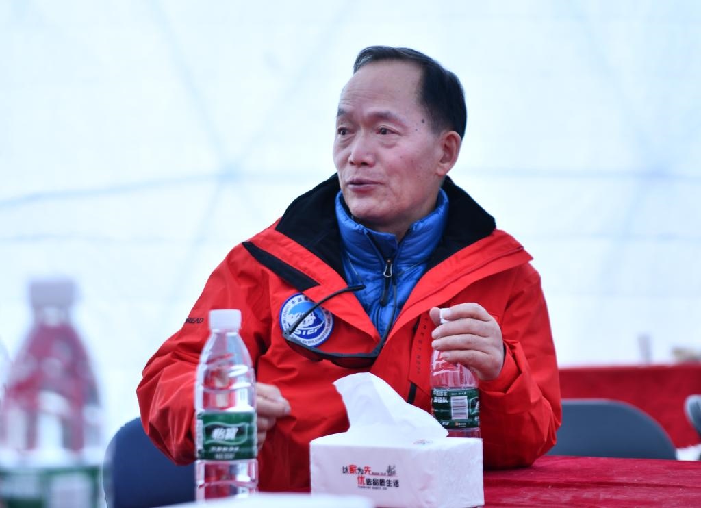 中國科學(xué)院院士、第二次青藏科考隊(duì)隊(duì)長(zhǎng)姚檀棟在卓奧友峰登山大本營(yíng)（9月29日攝）。新華社記者晉美多吉 攝