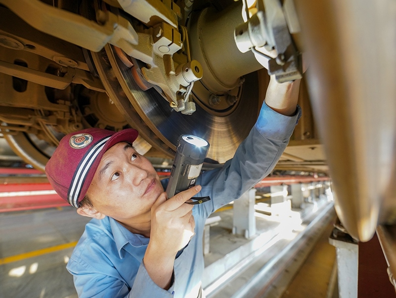 陳浦燕在對入庫動車組進行巡檢作業(yè)。受訪者供圖