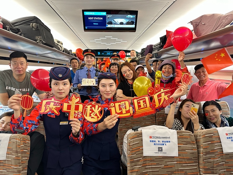 孫柄全與班組人員、旅客共同“慶中秋，迎國慶”。受訪者供圖
