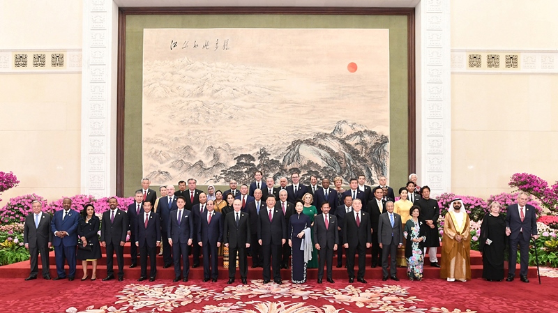 2019年4月26日，習(xí)近平主席和夫人彭麗媛在北京人民大會(huì)堂舉行宴會(huì)，歡迎出席第二屆“一帶一路”國際合作高峰論壇的外方領(lǐng)導(dǎo)人夫婦及嘉賓。這是習(xí)近平和彭麗媛同外方領(lǐng)導(dǎo)人夫婦及嘉賓合影留念。