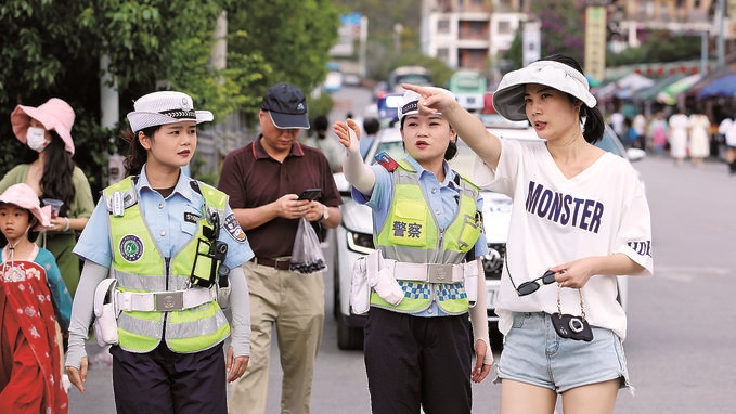 女子中隊(duì)隊(duì)員在小七孔景區(qū)給游客指路。莫玄毅攝