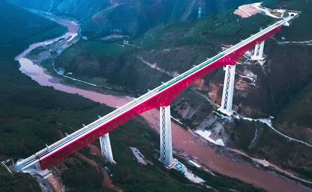 中老鐵路首發(fā)列車駛過中國云南省元江哈尼族彝族傣族自治縣境內(nèi)的元江雙線特大橋（2021年12月3日攝，無人機(jī)照片）。