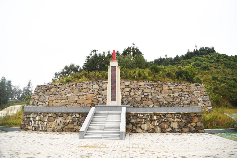 這是9月27日拍攝的田鋪大塆后山上的“韓家寨殲滅戰(zhàn)紀(jì)念碑”。新華社記者張浩然攝