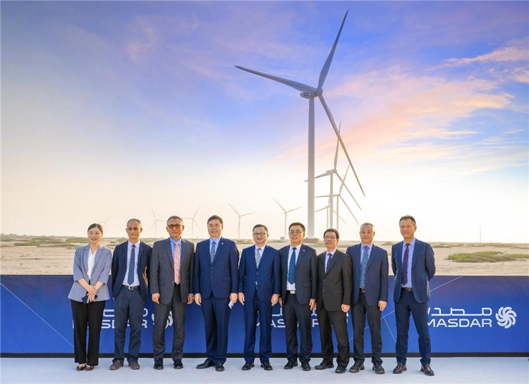 中方建設(shè)者在風(fēng)電場合影。中國電建供圖