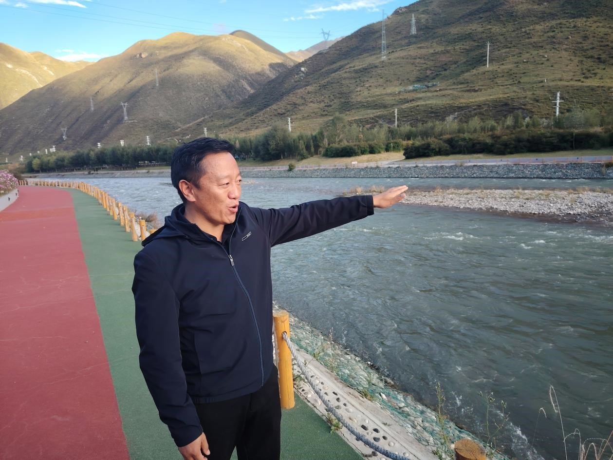 新寨街道辦事處主任其梅昂江（扎曲河新寨街道段河長(zhǎng)）。受訪(fǎng)者供圖