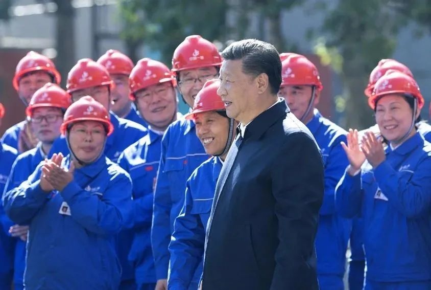 △2018年9月26日，習(xí)近平總書記來到中國一重集團，同工人親切交流。
