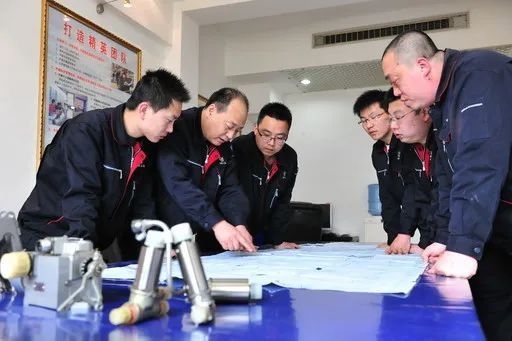 △李志強（左二）與班組成員在研究工作。