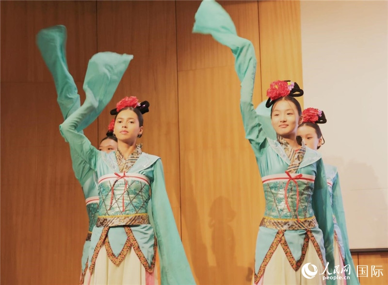 兩國文化志愿者共同表演中國傳統(tǒng)舞蹈。人民網(wǎng)記者 陳海琪攝