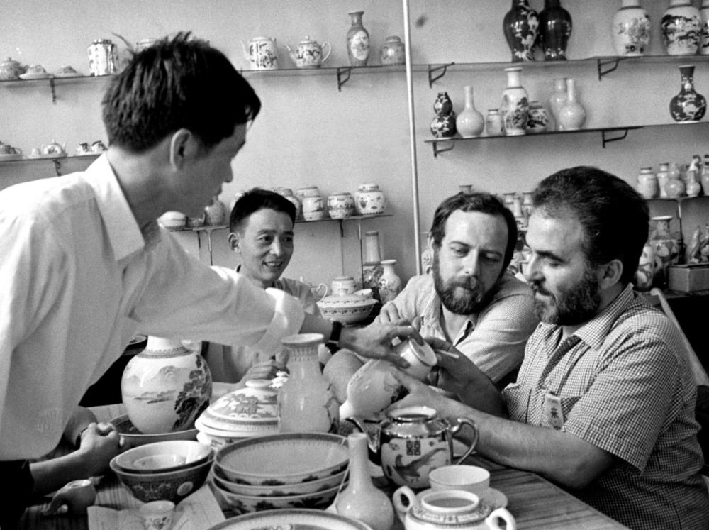 ↑ 在1978年的廣交會(huì)上，意大利客商在洽談選購景德鎮(zhèn)瓷器。