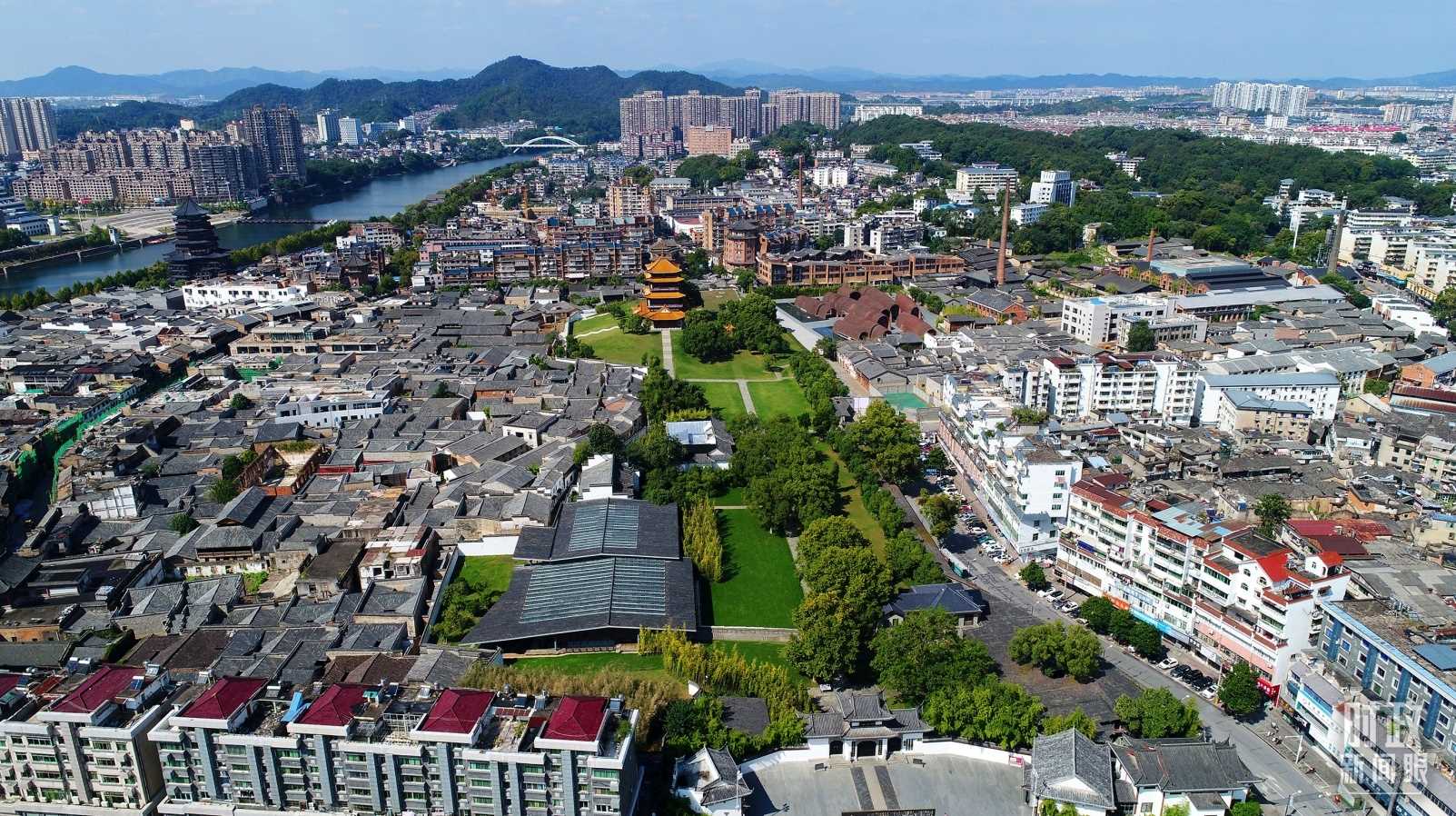 △景德鎮(zhèn)陶陽里歷史文化街區(qū)俯瞰。（總臺央視記者范凱拍攝）
