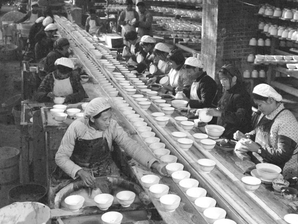 ↑ 1978年，景德鎮(zhèn)為民瓷廠工人生產(chǎn)日用瓷。