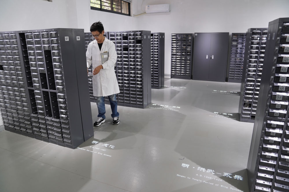 ↑工作人員在古陶瓷基因庫里工作（2023年5月16日攝）。