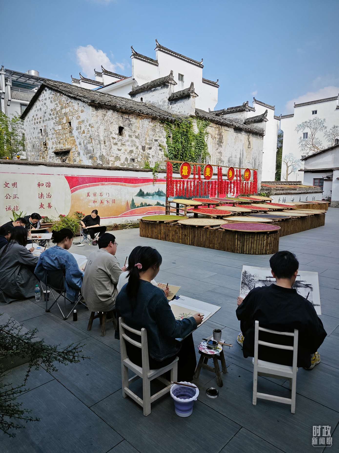 △來自中國美術(shù)學(xué)院的同學(xué)在石門村寫生。（總臺央視記者郁振一拍攝）