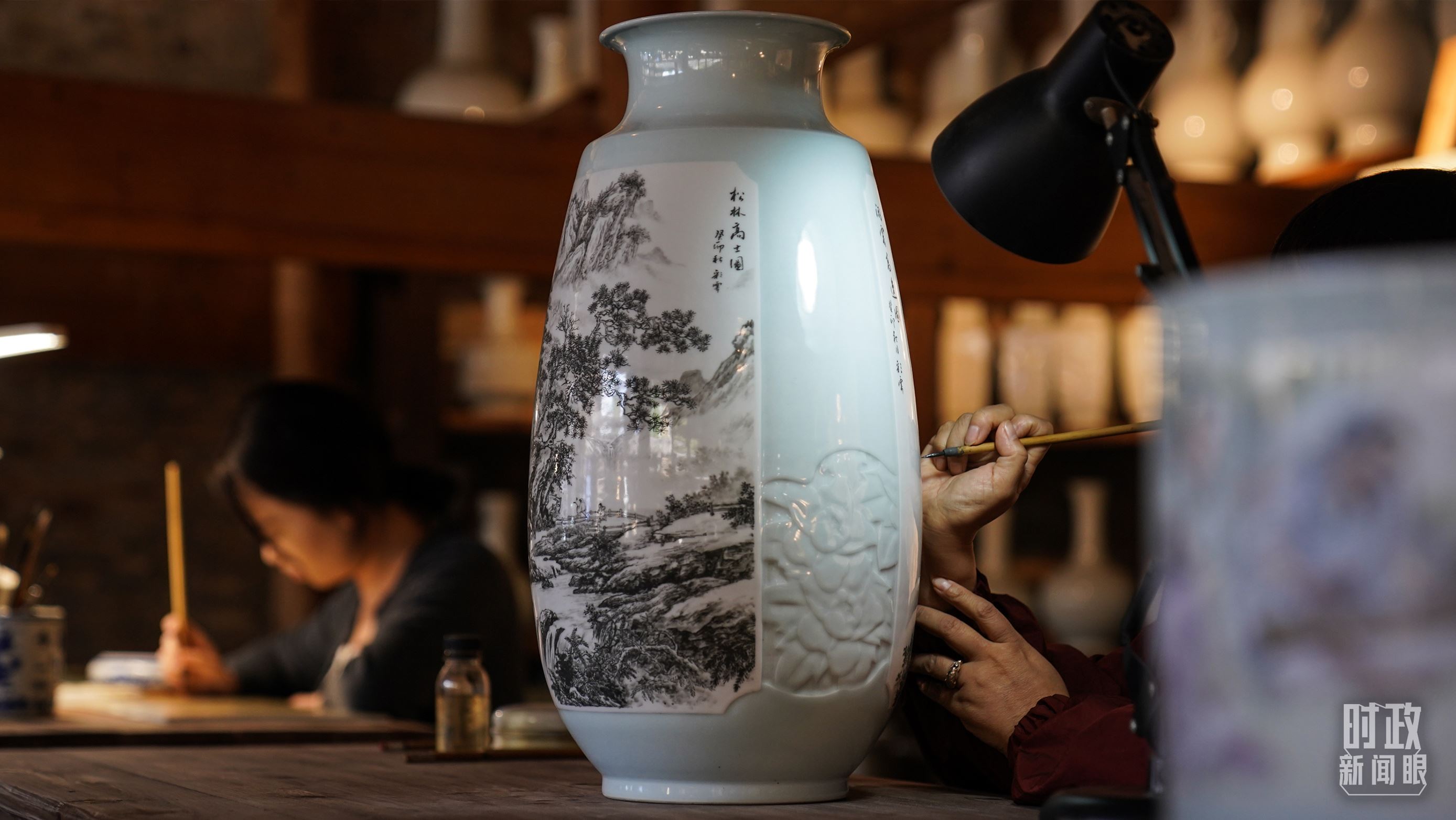 △陶瓷畫師正在繪制瓷器。（總臺國廣記者李晉拍攝）