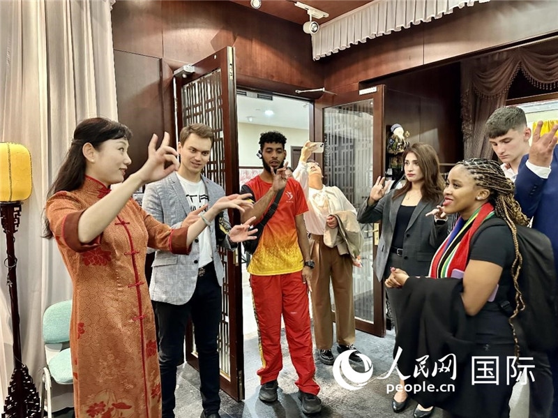 國際民間人士代表團(tuán)參觀古北市民中心昆曲教室。人民網(wǎng)記者 周雨攝