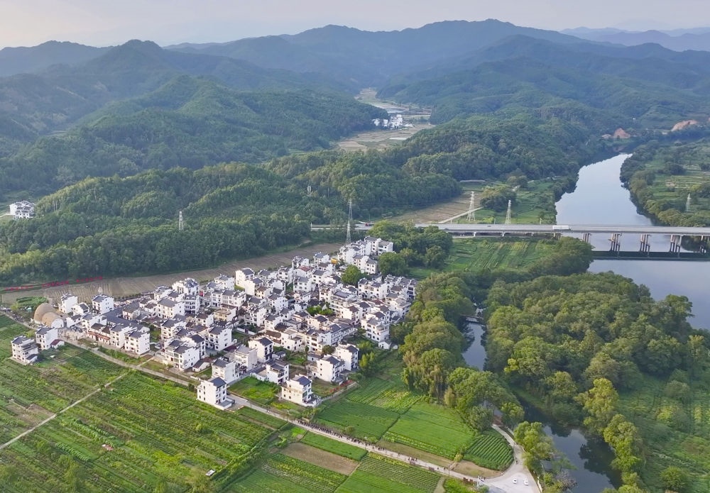 俯瞰婺源縣王村石門自然村（2023年10月11日攝）。