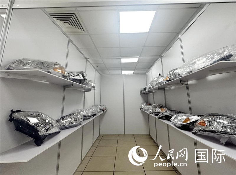 在位于莫斯科格林伍德國際貿(mào)易中心的浙江寧波優(yōu)質(zhì)商品展銷中心內(nèi)，展示著來自浙江寧波慈溪市的汽車配件樣品。人民網(wǎng)記者 申佳平攝