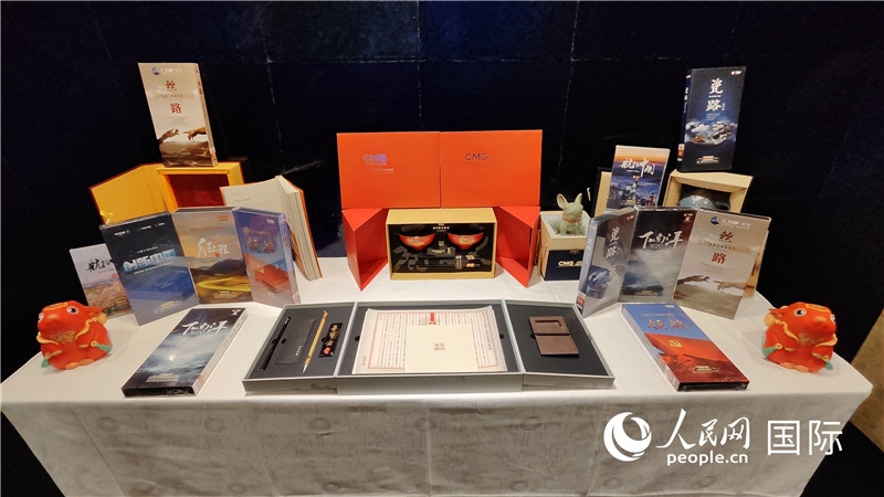 中央廣播電視總臺精品節(jié)目及文創(chuàng)產(chǎn)品展臺。人民網(wǎng) 蔣曉辰攝