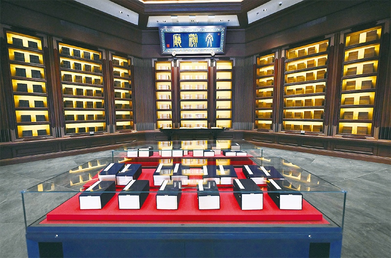 建設(shè)中國國家版本館，是以習(xí)近平同志為核心的黨中央作出的重大決策，是文明大國建設(shè)的基礎(chǔ)工程，是功在當(dāng)代、利在千秋的標(biāo)志性文化工程，充分體現(xiàn)了我們黨傳承發(fā)展中華文化的高度自覺、汲取歷史智慧更好走向未來的歷史主動。圖為2023年5月拍攝的中國國家版本館中央總館文瀚廳。 新華社發(fā)