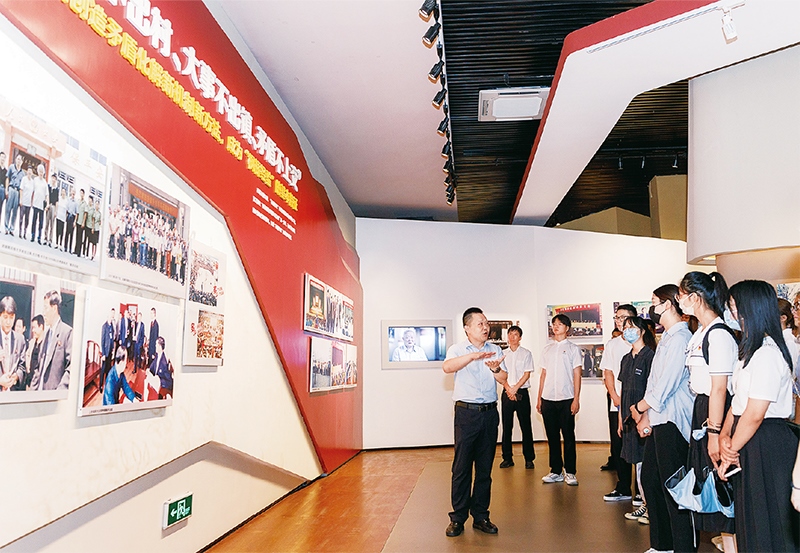 黨的十八大以來，習(xí)近平總書記多次對堅(jiān)持和發(fā)展“楓橋經(jīng)驗(yàn)”作出重要指示，推動新時(shí)代“楓橋經(jīng)驗(yàn)”在基層社會治理中煥發(fā)勃勃生機(jī)。圖為青年學(xué)子在浙江省諸暨市楓橋鎮(zhèn)的楓橋經(jīng)驗(yàn)陳列館參觀學(xué)習(xí)（2022年8月25日攝）。 新華社記者 徐昱/攝