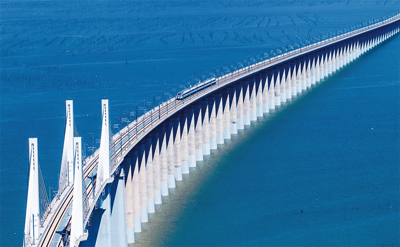 2023年9月28日，中國首條時(shí)速350公里跨海高鐵——福廈高鐵正式開通運(yùn)營。圖為一列運(yùn)行試驗(yàn)車組駛過福廈高鐵湄洲灣跨海大橋（9月19日攝，無人機(jī)照片）。 新華社記者 魏培全/攝