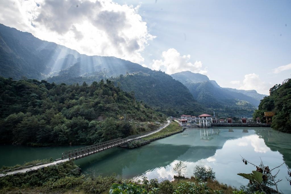 這是2022年11月8日拍攝的尼泊爾上馬相迪A水電站大壩。上馬相迪A水電站位于尼泊爾西部勒姆宗縣，2013年1月開(kāi)工建設(shè)，2017年1月1日投入商業(yè)運(yùn)營(yíng)。該水電站投入運(yùn)營(yíng)以來(lái)，極大緩解了尼泊爾電力緊缺局面。新華社發(fā)（哈里·馬哈爾詹 攝）