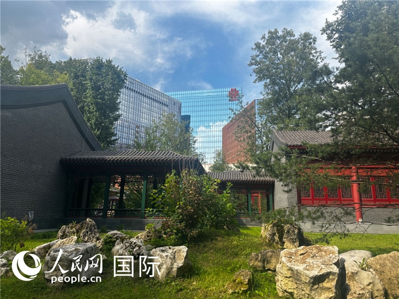莫斯科中國(guó)貿(mào)易中心的中式園林“華銘園”一角。人民網(wǎng)記者 申佳平攝