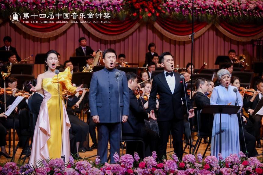龔爽（左一）、呂繼宏（左二）、石倚潔（右二）、迪里拜爾（右一）四位藝術(shù)家領(lǐng)唱《領(lǐng)航》。主辦方供圖