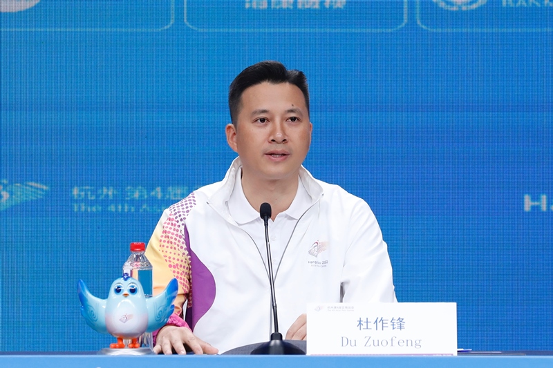 杭州亞殘運(yùn)會(huì)火炬?zhèn)鬟f指揮中心副指揮長(zhǎng)杜作鋒介紹火炬?zhèn)鬟f工作安排。杭州亞殘組委供圖