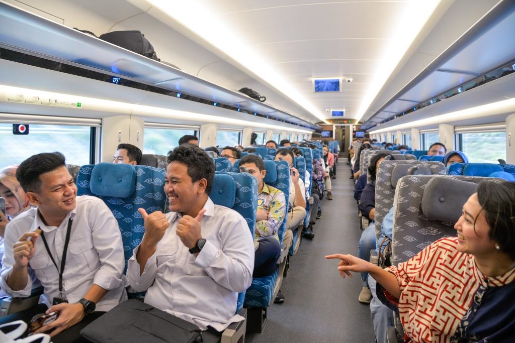 10月17日，乘客在行駛中的雅萬高鐵高速動(dòng)車組列車車廂內(nèi)交談。