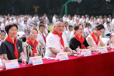 圖②：全國人大代表與朵力小學(xué)學(xué)生一起聽課。