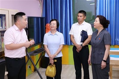 圖③：“小公民法律課堂”開講前，全國人大代表殷其龍（右二）、重慶市人大代表李自玲（左二）聽取楊家坪中學(xué)負(fù)責(zé)人關(guān)于未成年人思想教育工作情況的介紹。