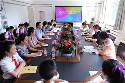 圖⑤：法治宣講結(jié)束后，重慶五中院組織召開座談會，聽取人大代表和朵力小學(xué)教師、家長代表對法院未成年人保護(hù)工作的意見建議。