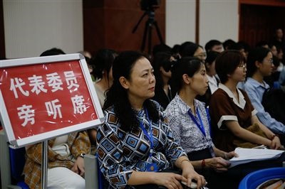 圖④：重慶五中院在西南政法大學(xué)開庭審理一起執(zhí)行異議之訴二審案，重慶市人大代表張濤（左一）、周藝梅（左二）和學(xué)生一起觀摩庭審。