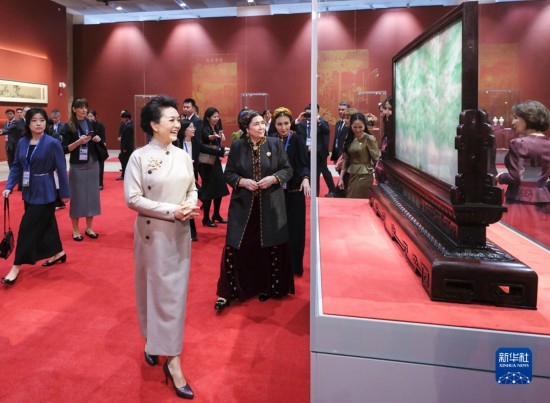  10月18日上午，國家主席習(xí)近平夫人彭麗媛邀請(qǐng)出席第三屆“一帶一路”國際合作高峰論壇的外方領(lǐng)導(dǎo)人夫人參觀中國工藝美術(shù)館（中國非物質(zhì)文化遺產(chǎn)館）。這是彭麗媛同外方領(lǐng)導(dǎo)人夫人參觀展品。新華社記者 丁林 攝