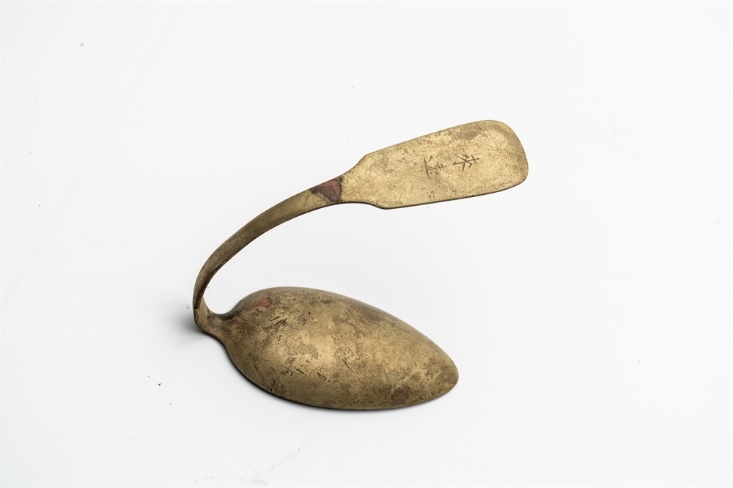 鏨刻“來遠(yuǎn)”的湯勺。國(guó)家文物局供圖