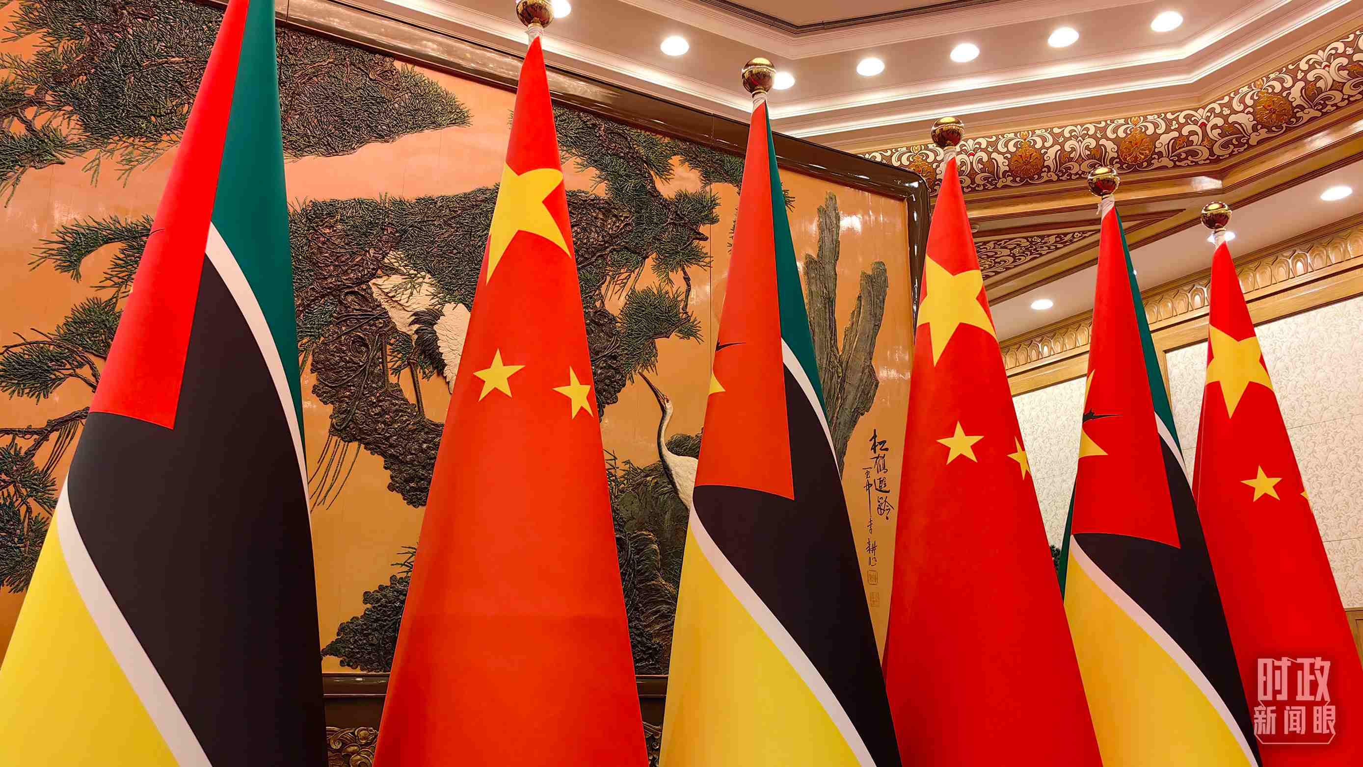 △會見現(xiàn)場，中國、莫桑比克兩國國旗。（總臺央廣記者潘毅拍攝）