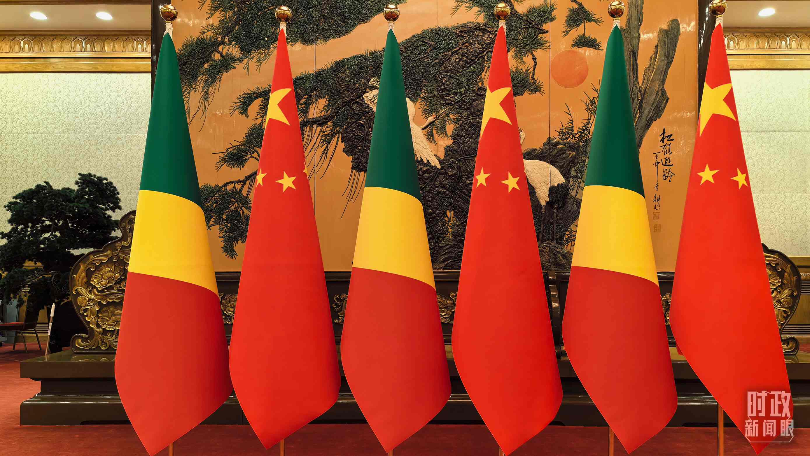 △會見現(xiàn)場的中國、剛果（布）兩國國旗。（總臺央視記者陸泓宇拍攝）