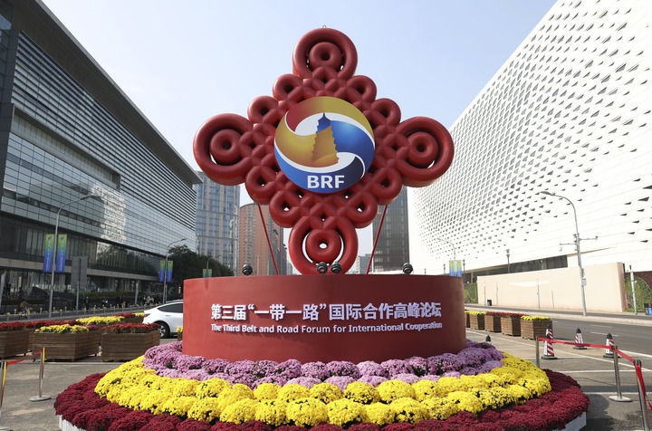 這是在北京國(guó)家會(huì)議中心附近拍攝的“一帶一路”國(guó)際合作高峰論壇景觀布置（10月17日攝）。新華社記者 陳斌 攝