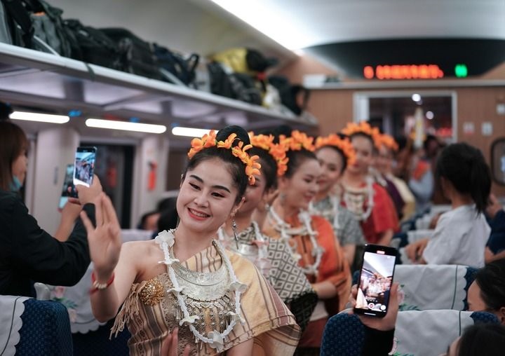老撾工作人員在中老鐵路上開(kāi)行的D887次國(guó)際旅客列車上表演（4月13日攝）。新華社記者 邢廣利 攝