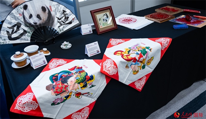 活動現(xiàn)場的現(xiàn)場文創(chuàng)展、互動體驗區(qū)、非遺區(qū)展示。人民網(wǎng) 郭錦標攝