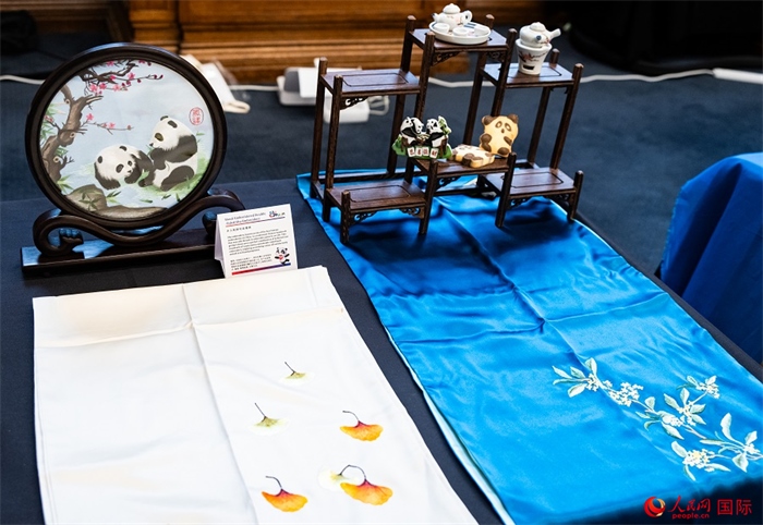 活動現(xiàn)場的現(xiàn)場文創(chuàng)展、互動體驗區(qū)、非遺區(qū)展示。人民網(wǎng) 郭錦標攝