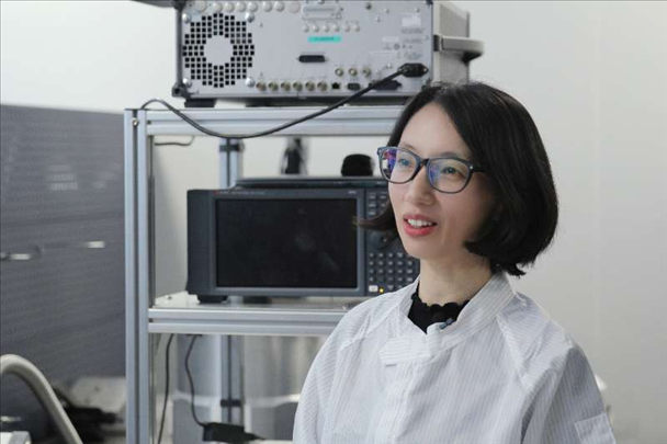 李婧在中國科學(xué)院紫金山天文臺(tái)毫米波和亞毫米波技術(shù)實(shí)驗(yàn)室。（受訪者供圖）