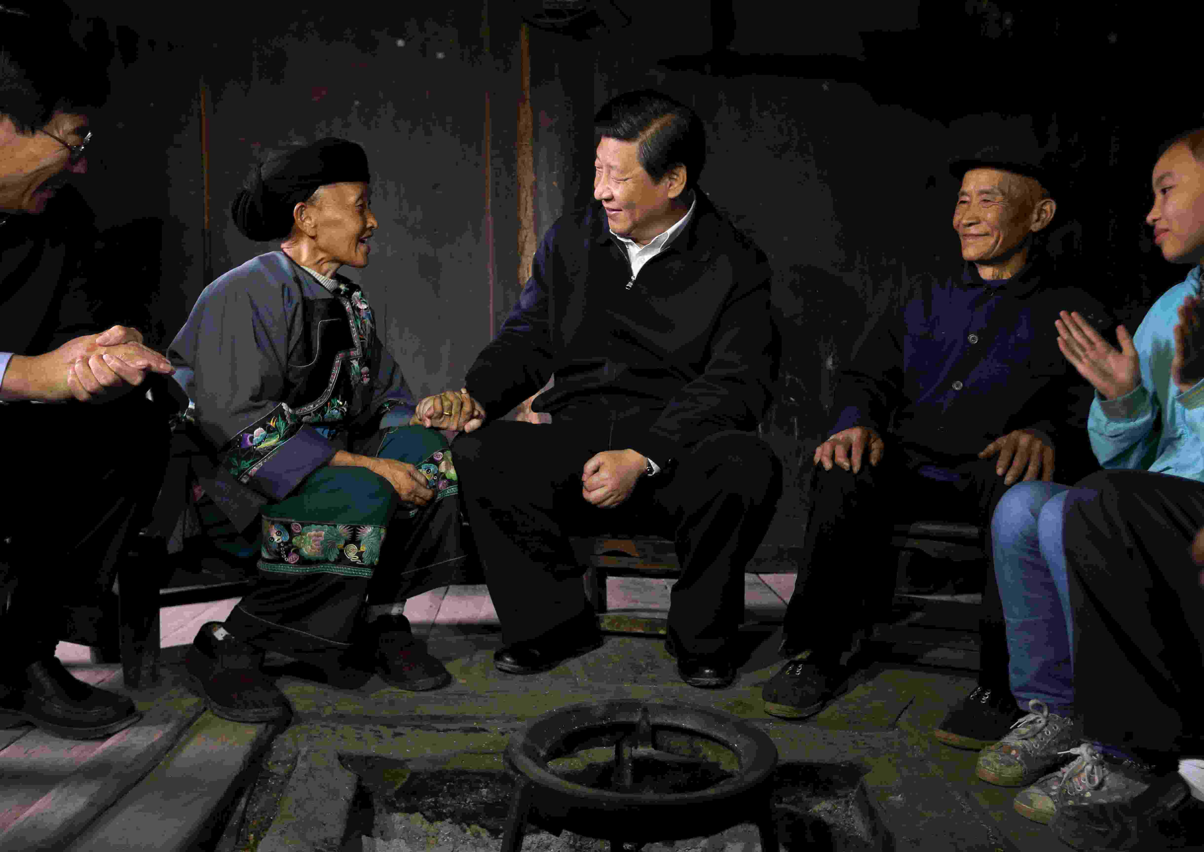 2013年11月3日，習(xí)近平在湖南花垣縣十八洞村，與石拔三老人握手交談。