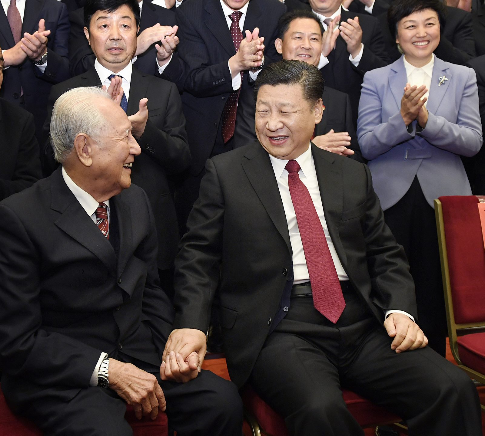 2017年11月17日，全國精神文明建設(shè)表彰大會(huì)在北京人民大會(huì)堂舉行。圖為習(xí)近平邀請(qǐng)黃旭華代表坐在自己身邊合影。
