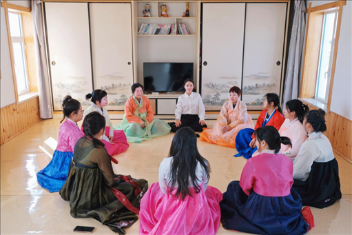 2023年6月，楊麗娜（后中）對擔(dān)任民宿管家的光東村村民們進(jìn)行標(biāo)準(zhǔn)化培訓(xùn)。（新華社記者金津秀攝）
